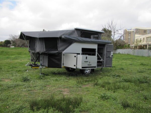 Armadillo-Family-Caravan