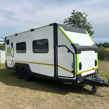 Nayela Mahem Luxury Double-Axle Caravan
