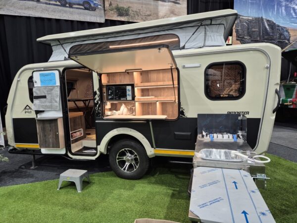Stealth-Renoster-Caravan